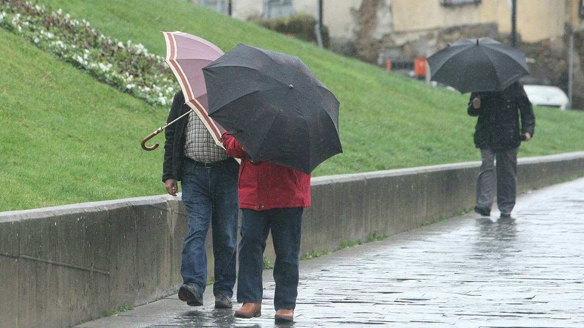 Temporal de lluvia y viento en Ponferrada, este jueves. | CÉSAR SÁNCHEZ (ICAL)