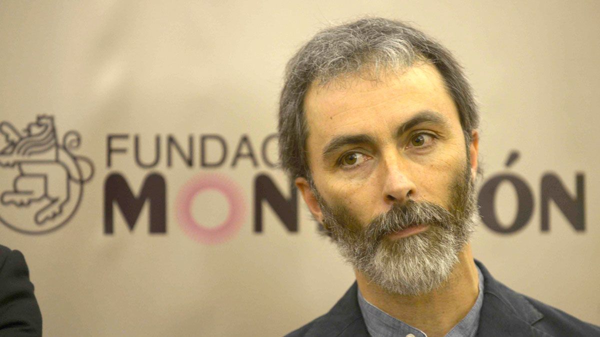 El escritor vizcaíno residente en Valdefresno, Alberto Rodríguez Torices. | MAURICIO PEÑA
