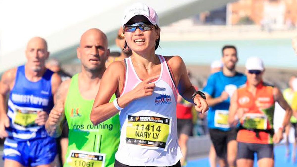 Nary Ly llegando a meta en la última maratón de Valencia, con Salva Calvo a la derecha. | L.N.C.