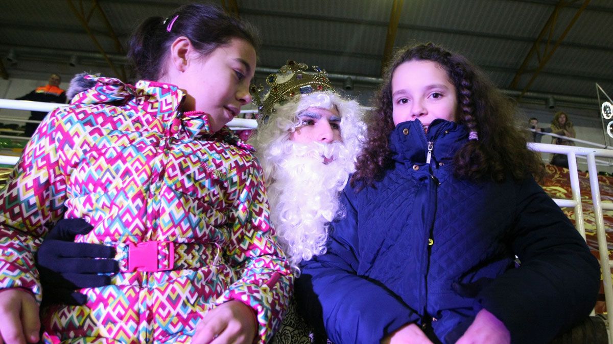 Dos niñas durante la recepción con los Reyes Magos en el Toralín, este martes. | César Sánchez (Ical)