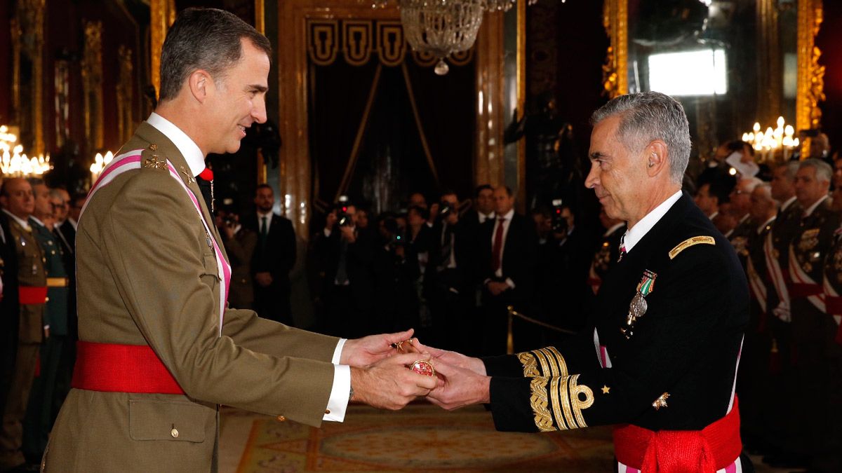 Momento de la entrega del bastón de mando a Felipe VI. | CASA REAL