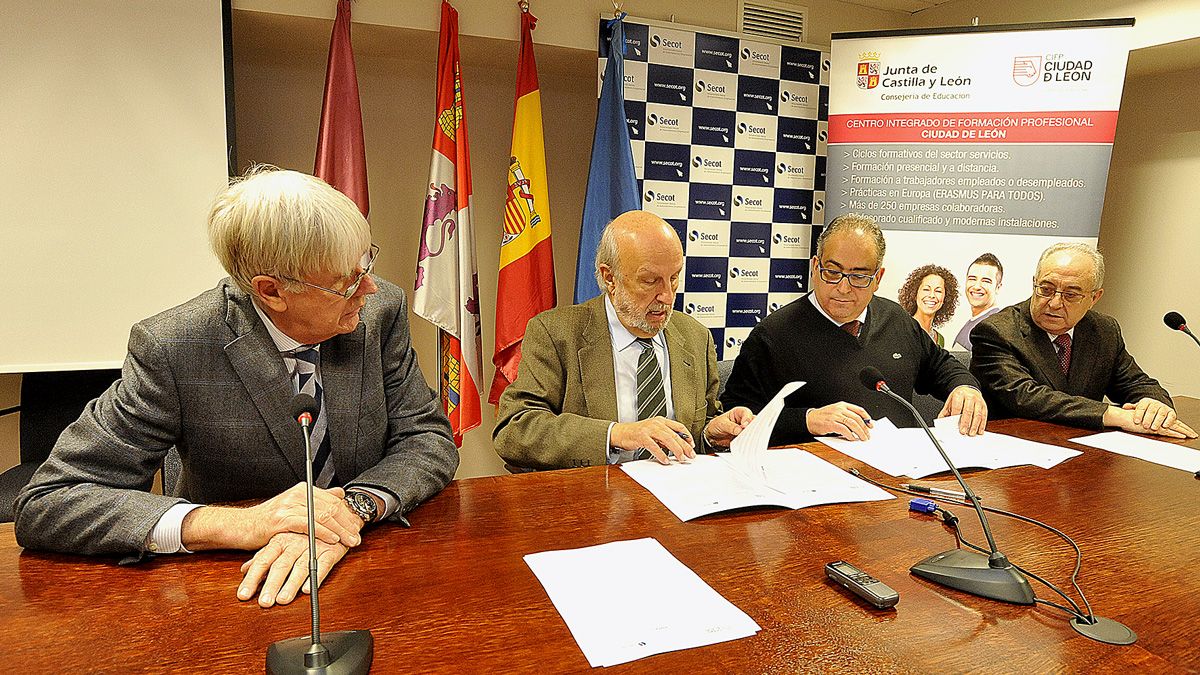 Roberto Escudero y José Ramón Chacón, durante la firma del convenio. | DANIEL MARTÍN