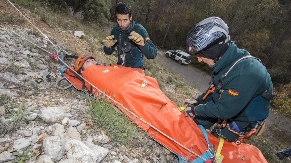El cabo 1º, Ignacio Álvarez (i) y el guardia civil del Grupo de Rescate e intervención en Montaña (Greim) de Sabero, Isidoro Álvarez (d), durante un ejercicio de rescate en Cistierna. | CAMPILLO (ICAL)