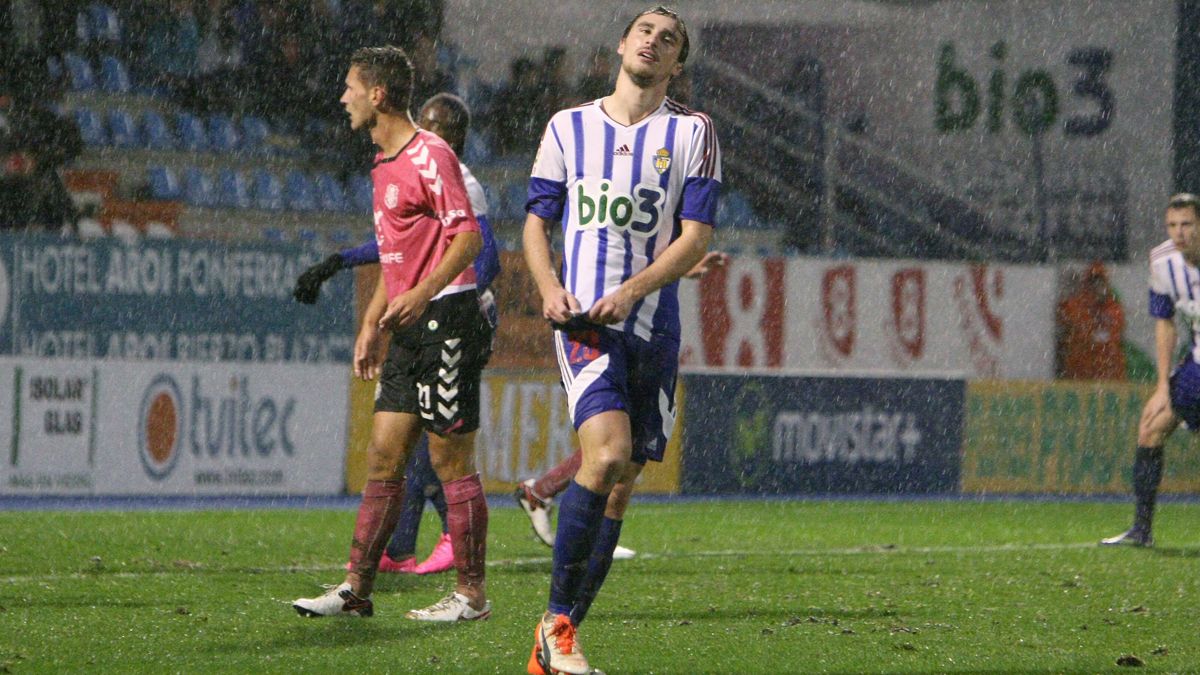 El central de la Deportiva, Ignasi Miquel, tras fallar una ocasión en la segunda parte. | CÉSAR SÁNCHEZ