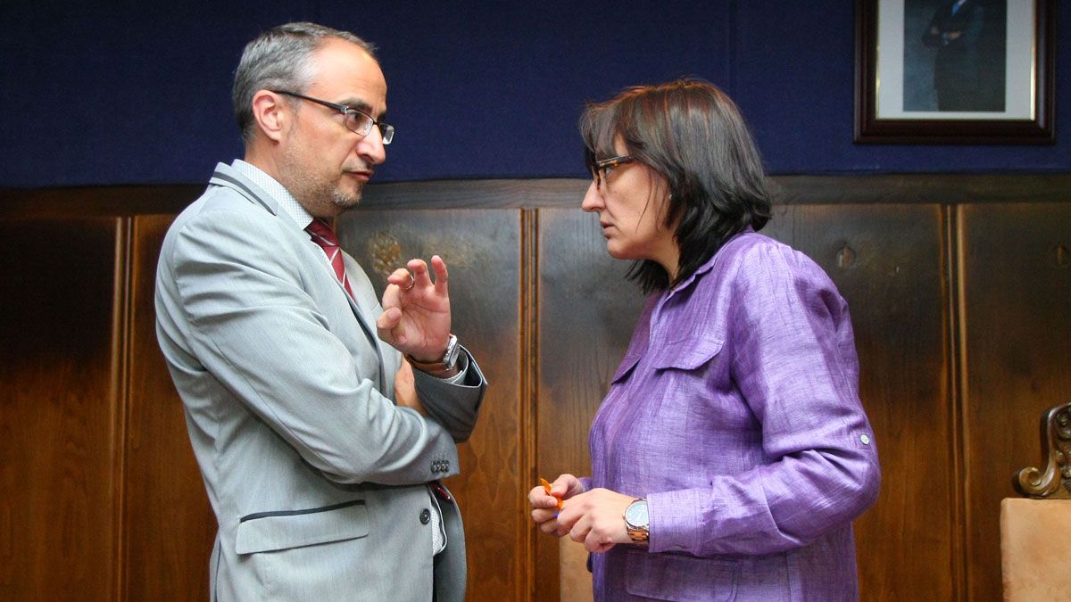Olegario Ramón debate con la concejala de Hacienda, la popular Amparo Vidal, en uno de los Plenos. | César Sánchez (Ical)