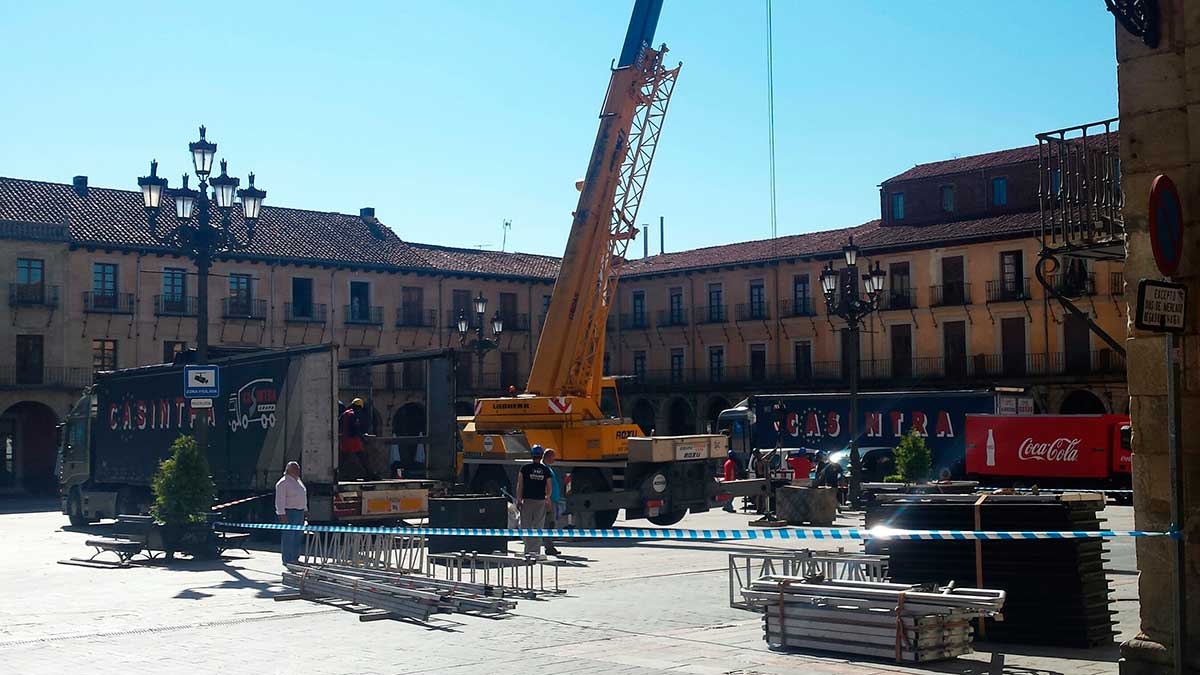 Imagen del mercado que se celebra los miércoles y los sábados en la Plaza Mayor de León. | DANIEL MARTÍN
