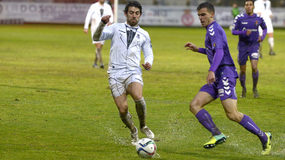 Navas intenta llegar a un balón dividido antes que el defensor del Valladolid B. | MAURICIO PEÑA