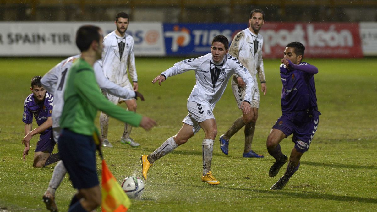 Cristóbal pide un pase ante la mirada de un defensor del Valladolid B. | MAURICIO PEÑA