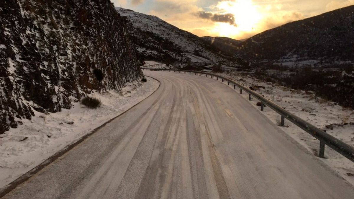 Nieve en las carreteras leonesas este mismo lunes. | @MayoJos