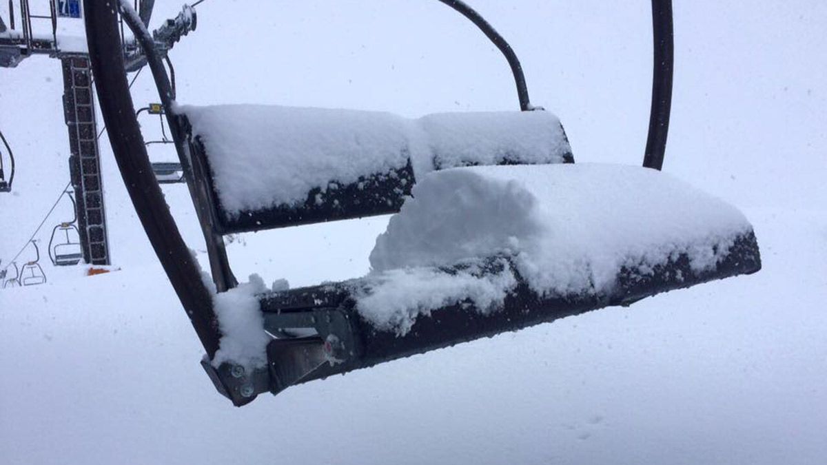 Imagen de uno de los telesillas de estación este domingo. | LEITARIEGOS EXISTE