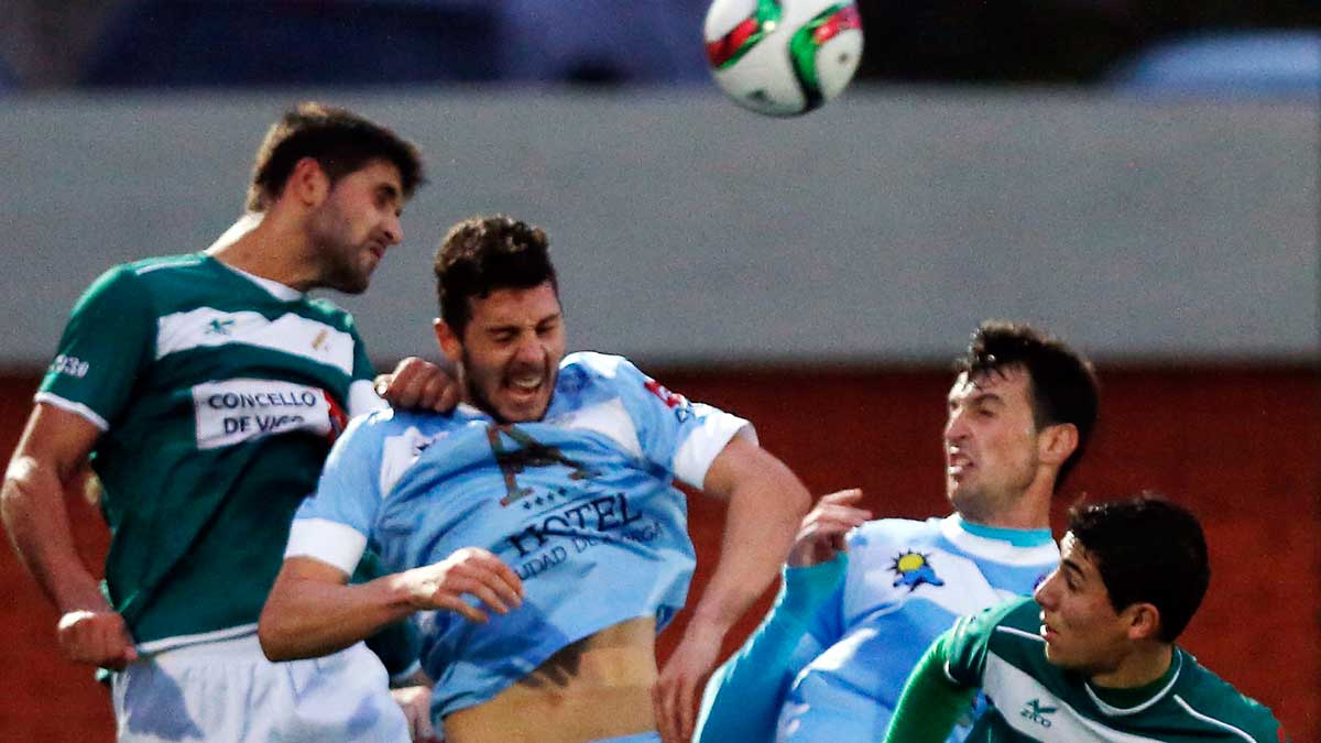 Juanra y Antonio pelean por un balón aéreo frente al Coruxo. | FARO DE VIGO