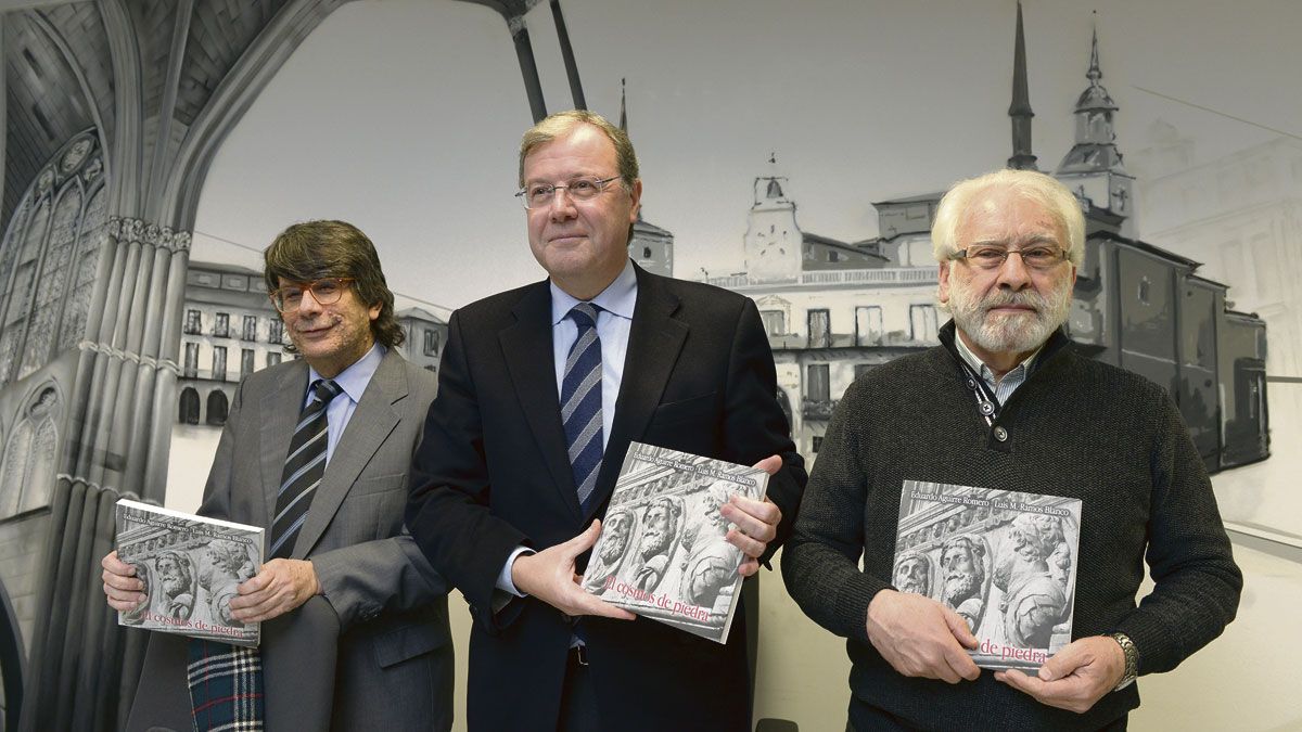 Eduardo Aguirre, AntonioSilván y Luis Miguel Ramos presentaron el linro ‘El cosmos de piedra’. | MAURICIO PEÑA