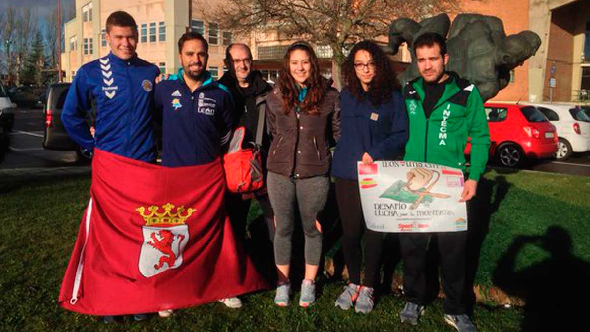 Los luchadores Rubén Fierro, Carlos Fernández, Paula Fernández, Édili García y Víctor Llamazares con el colaborador del proyecto Antonio Barreñada.