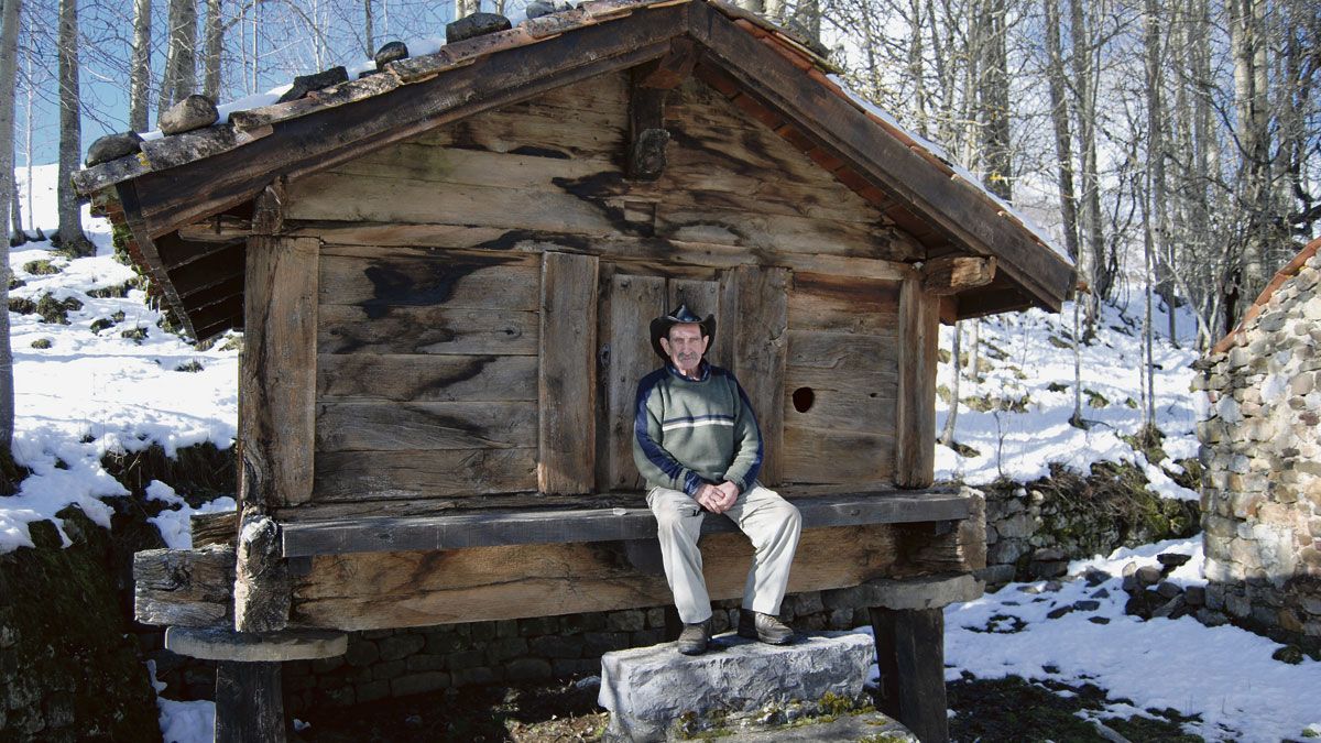 Santiago ‘El Pastor’ sentado a la puerta del horreo de Lario en una imagen del invierno de 2013. | MERCHE GARCÍA
