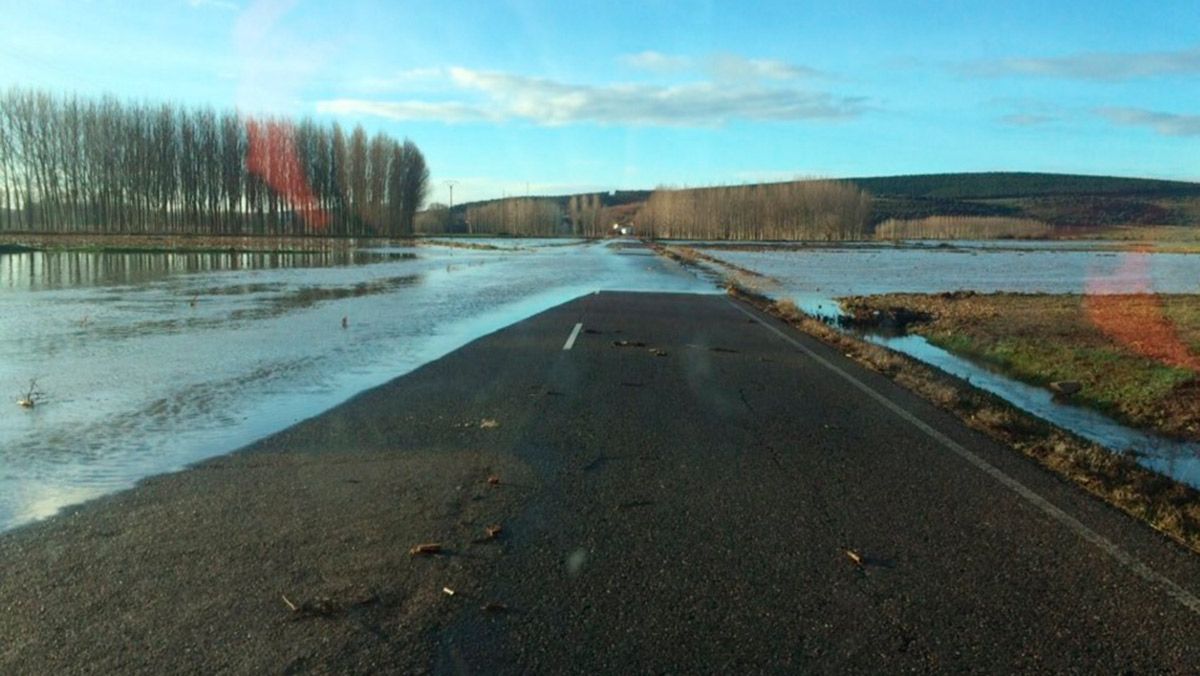 El Órbigo la mañana de este martes corta la Le-114 en La Nora del Río. | @MayoJos