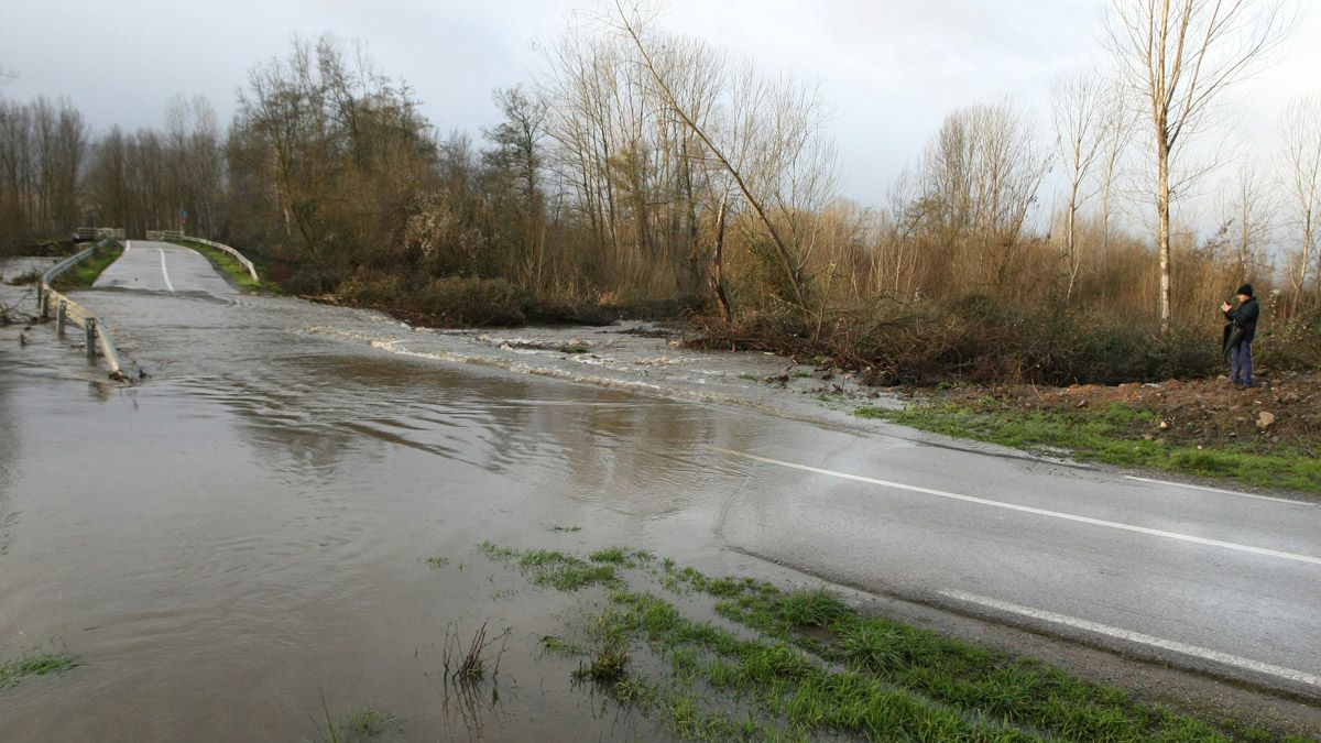 Corte de la carretera ante el nuevo puente de Toral de Merayo. | CÉSAR SÁNCHEZ (ICAL)