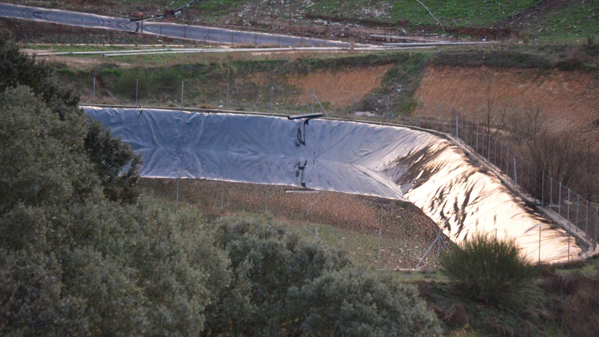 La Junta Vecinal se enteró por el Servicio de Protección de la Naturaleza de que en el CTR hay tres balsas y no dos. | P.F.