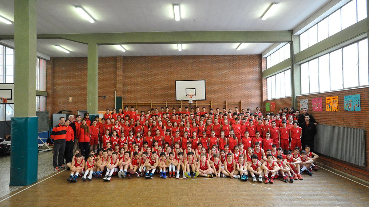 La familia del Colegio Leonés, con cerca de 200 jugadores en todas las categorías tanto masculinas como femeninas, posa con todos sus equipos para esta temporada junto a los entrenadores. | DANIEL MARTÍN