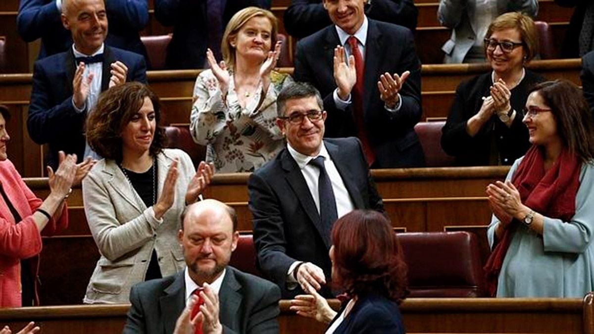 Patxi López junto a la diputada por León del PSOE, Aurora Flórez, tras ser elegido. | ABC
