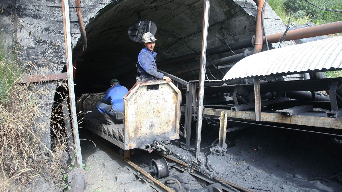 Mineros en el pozo ‘Casares’, ubicado en la localidad berciana de Tremor de Arriba. | César Sánchez (Ical)