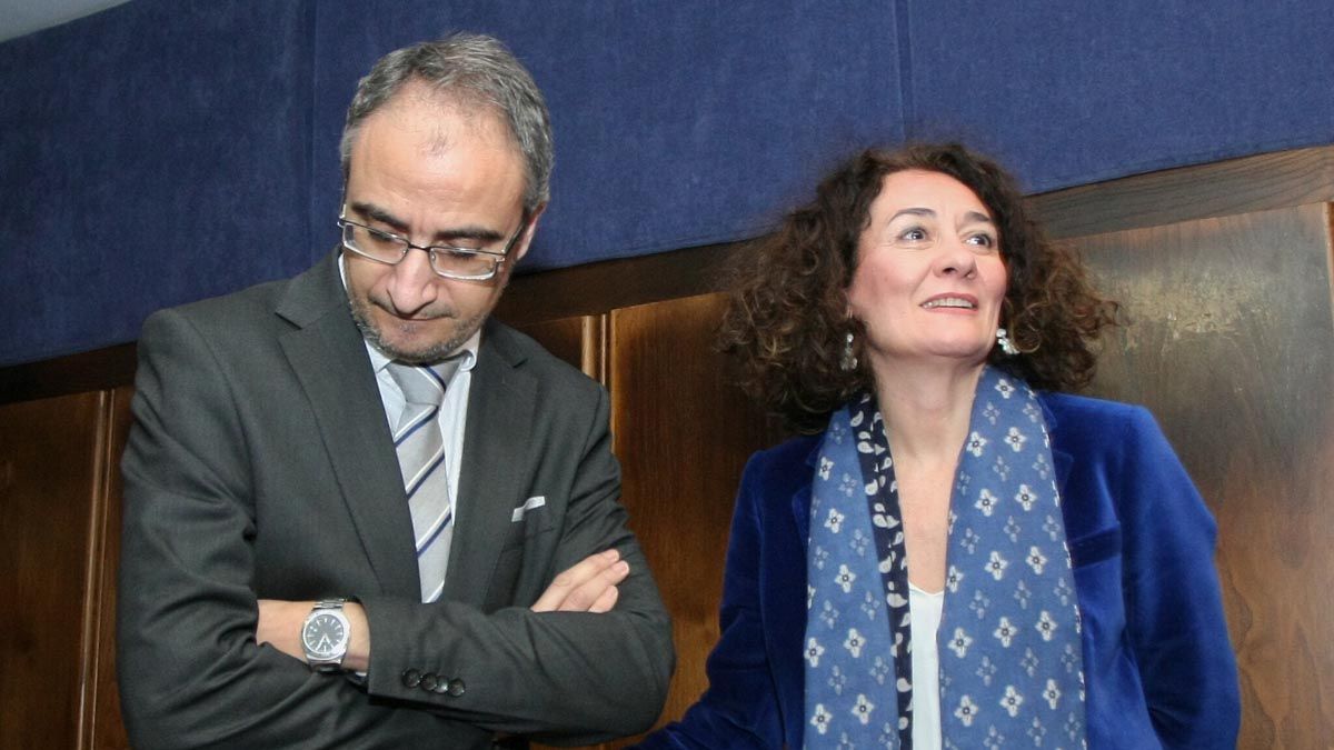 La alcaldesa de Ponferrada, Gloria Merayo, junto al portavoz del PSOE, Olegario Ramón. | CÉSAR SÁNCHEZ (ICAL)