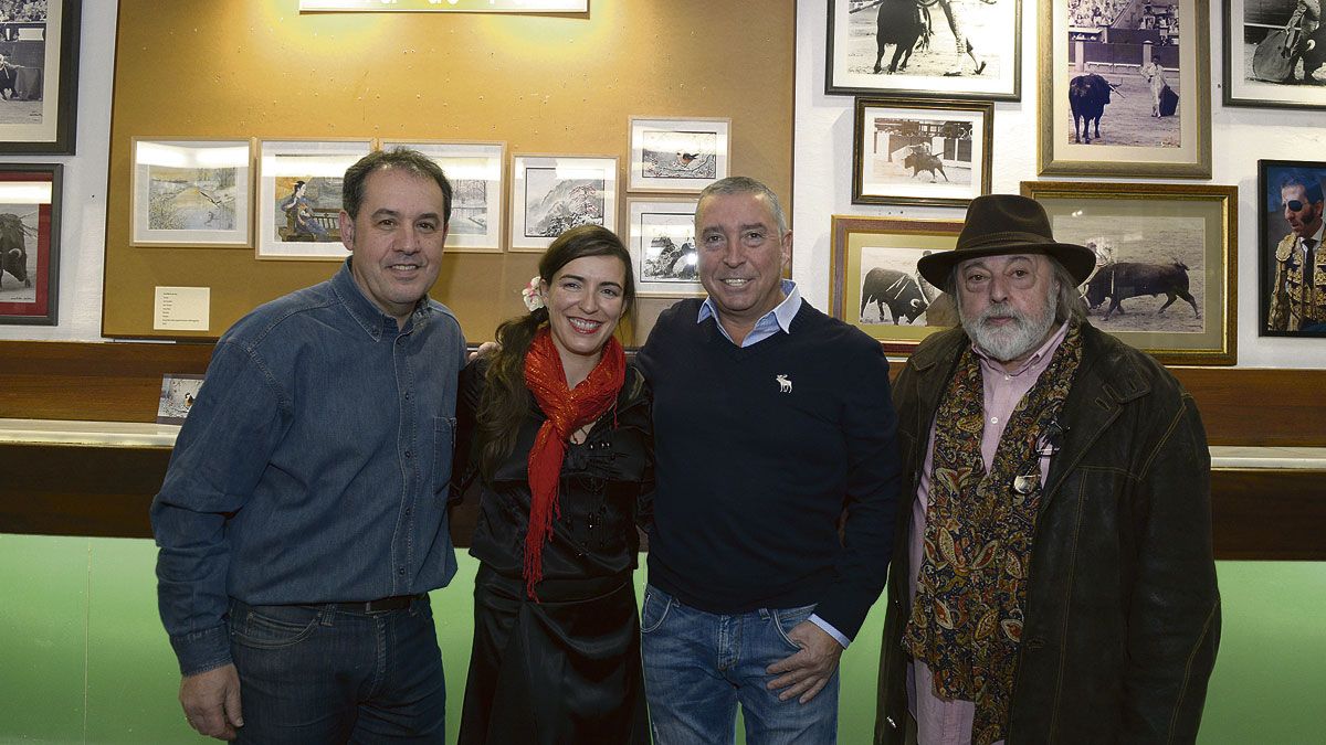 Pablo Martínez, Eva María de Paz, Javier Gómez y Juan Carlos Uriarte, este miércoles en la inauguración de la muestra en el Camarote Madrid. | MAURICIO PEÑA