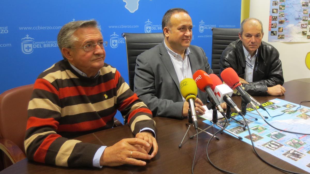 Manuel Bernardo, Gerardo Álvarez Courel y Juan José Gago, en la presentación de los carteles informativos. | L. N. C.