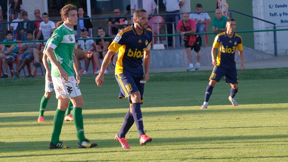 Uña y Yuri, durante el amistoso Astorga-Ponferradina. | DANIEL MARTÍN