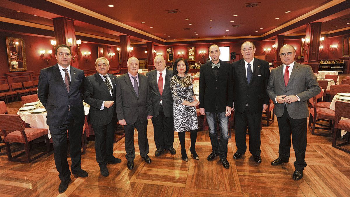 El salón Eminencia sirvió de escenario a la gala de entrega de los premios de la Academia Leonesa de Gastronomía. | DANIEL MARTÍN