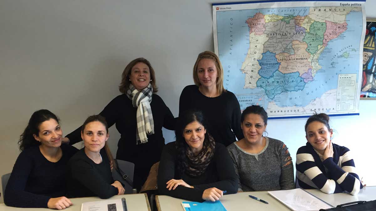 La concejala de Familia y Servicios Sociales, Aurora Baza (con bufanda), con algunas participantes en el programa. | L.N.C.