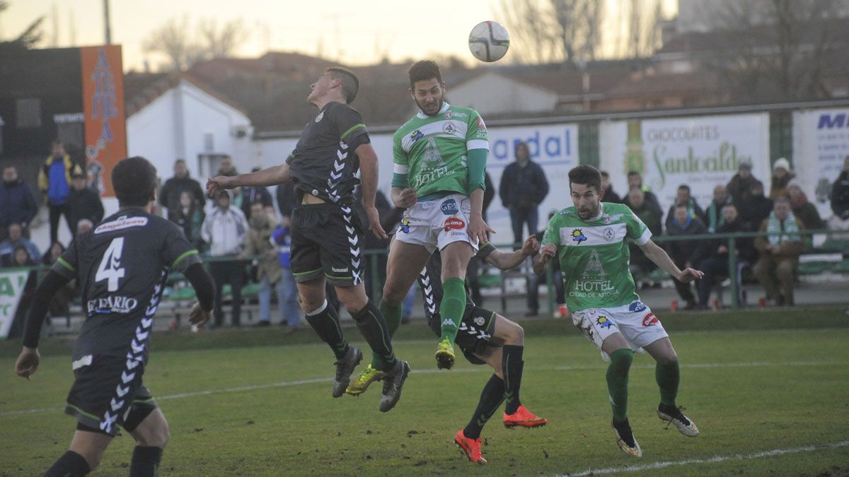 El Astorga logró un meritorio empate ante el Racing de Santander. | DANIEL MARTÍN