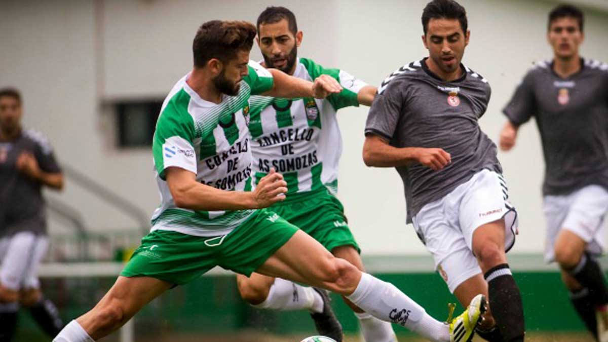 La defensa del Somozas se emplea con intensidad ante Víctor en el partido de ida. | FERROL360