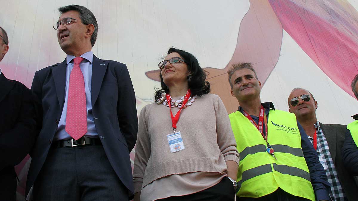El empresario bañezano Rogelio Fernández (CD), fallecido ayer en accidente de avioneta, junto a la subdelegada del Gobierno Teresa Mata (CI) y el presidente de la Diputación, Juan Martínez (I), el día de la inauguración del aeródromo. | ICAL
