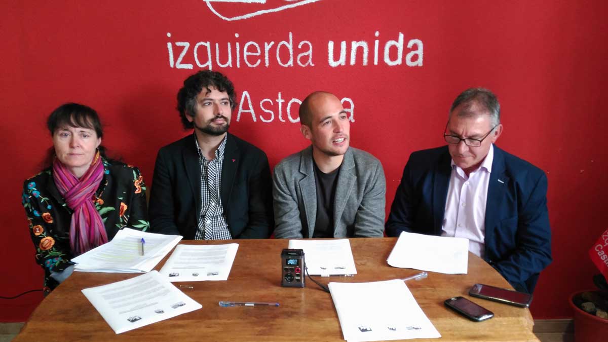Eloína Terrón, José Sarrión y Pilar González presentaron ayer ‘la otra’ precandidatura de IU a la Junta.| MAURICIO PEÑA