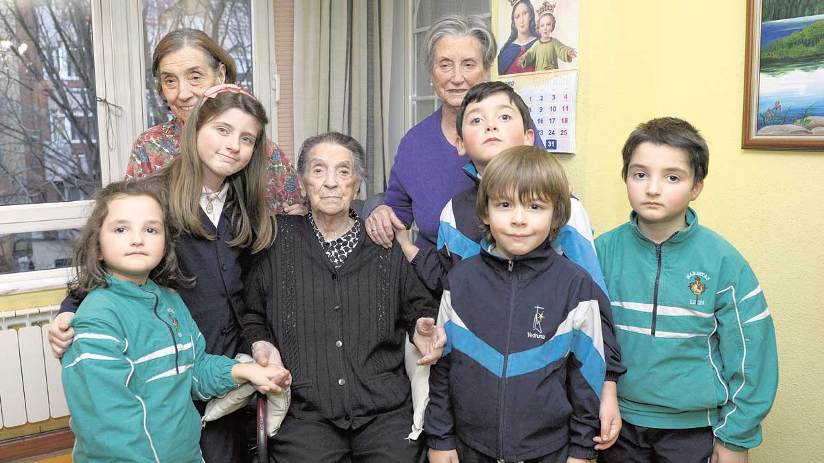 Carmen Gómez, la abuela de León y de Castilla y León, en las celebraciones de su 110 cumpleaños rodeada de su familia. El día 23 cumple los 111.