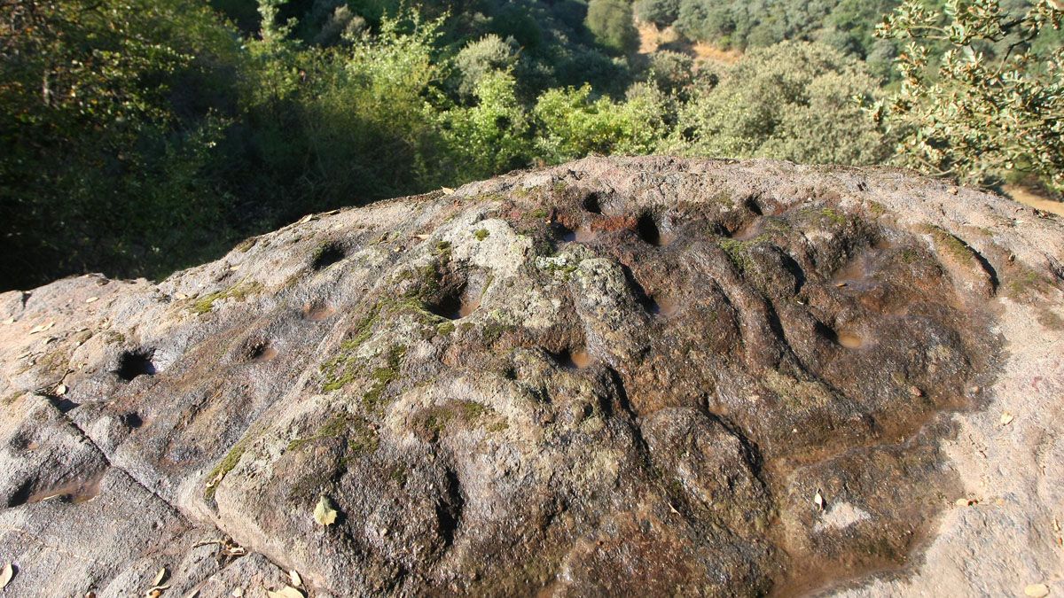 Cazoletas y canalillos en Santa Marina de Torre, en Torre del Bierzo. | Ical