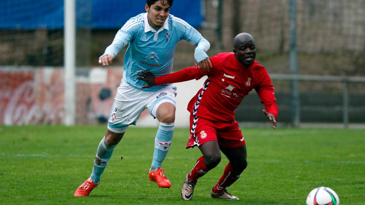 Babalola intenta marcharse del defensor del Celta B. | FARO DE VIGO