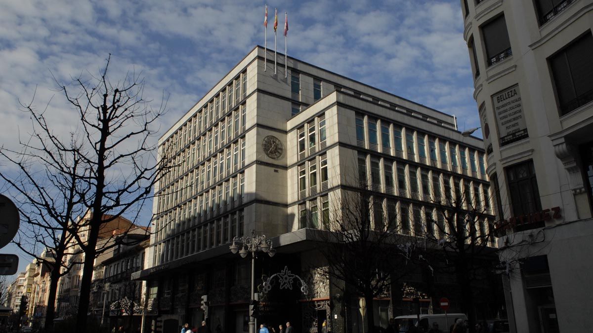 Imagen exterior de la sede del Ayuntamiento de León. | MAURICIO PEÑA Imagen exterior de la sede del Ayuntamiento de León. | MAURICIO PEÑA