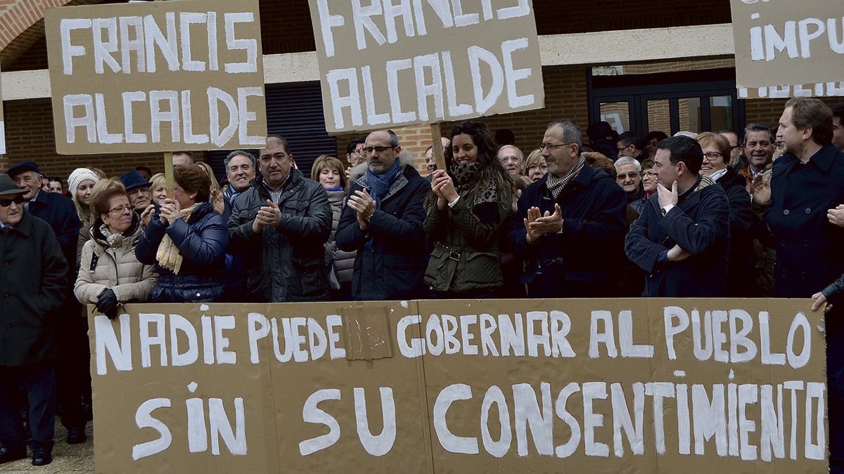 El regidor estuvo apoyado por otros alcaldes y miembros del partido. | P. FERRERO