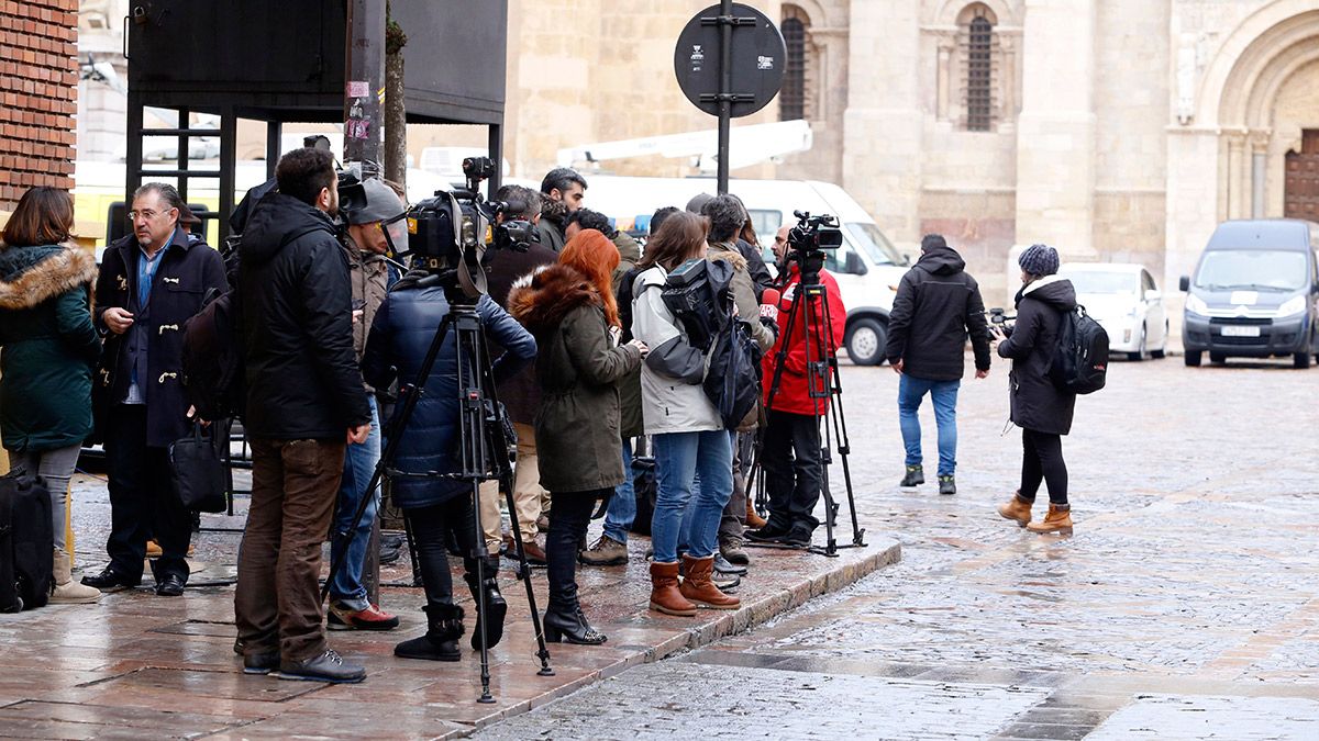Expectación mediática este lunes a las puertas de la Audiencia Provincial. | CARLOS S. CAMPILLO (ICAL)