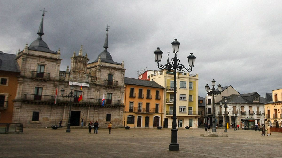 Plaza del Ayuntamiento de Ponferrada y el edificio municipal, a la izquierda. | CÉSAR SÁNCHEZ (ICAL)