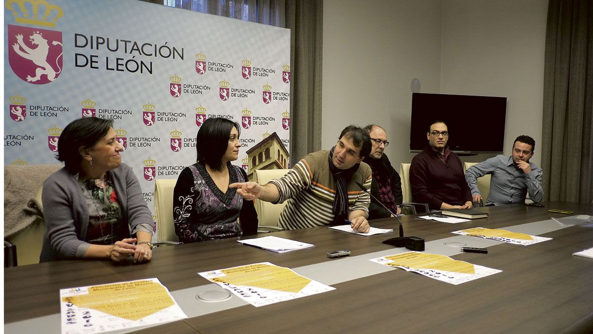 Directores de escuelas de música y concejales de diversos ayuntamientos de la provincia durante la rueda de prensa en la Diputación. | DANIEL MARTÍN