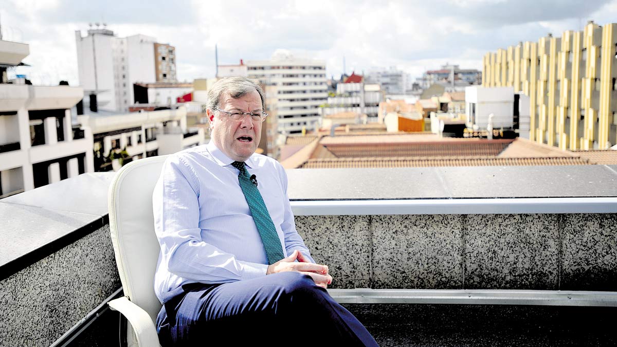 El consejero de Fomento, Antonio Silván (segundo derecha), junto al alcalde de León, Emilio Gutiérrez, Eduardo Fernández, Alfredo Prada y Luis Aznar. | ICAL