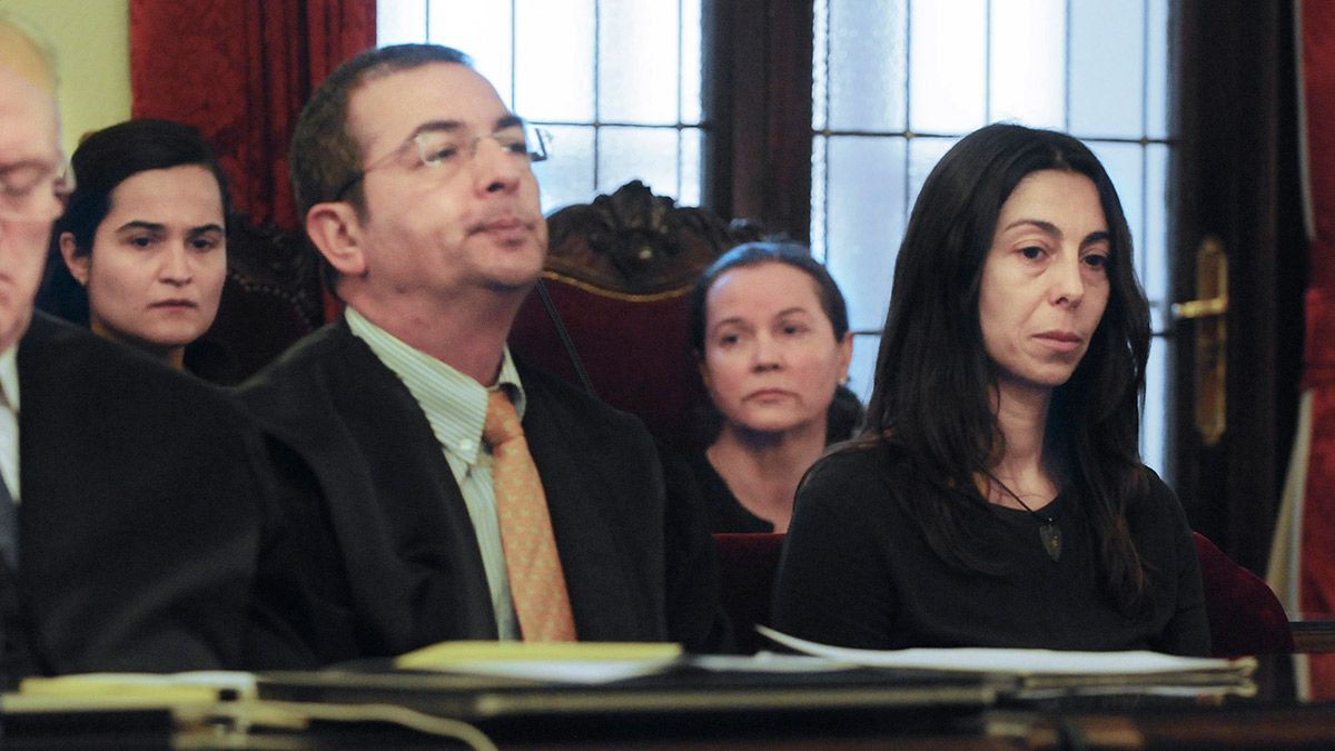 Triana y Montserrat, atrás, y Raquel Gago junto a su abogada en la parte delantera. | POOL EFE / J. CASARES