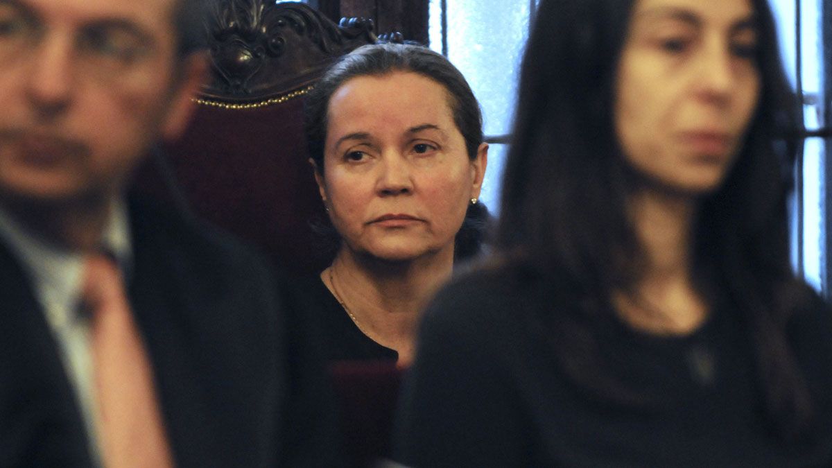 Montserrat González, durante el juicio. En primer término, Raquel Gago. | POOL EFE / J. CASARES