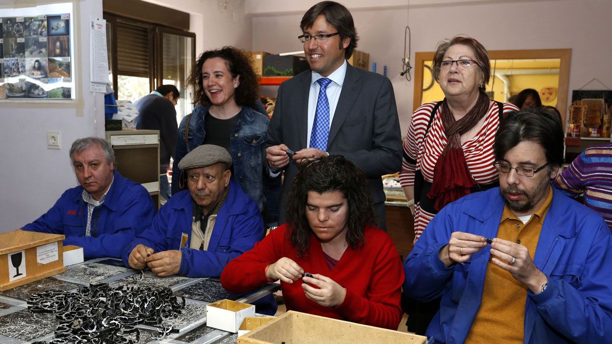 El presidente Juan Vicente Herrera saluda al alcalde de León, Emilio Gutiérrez. | ICAL