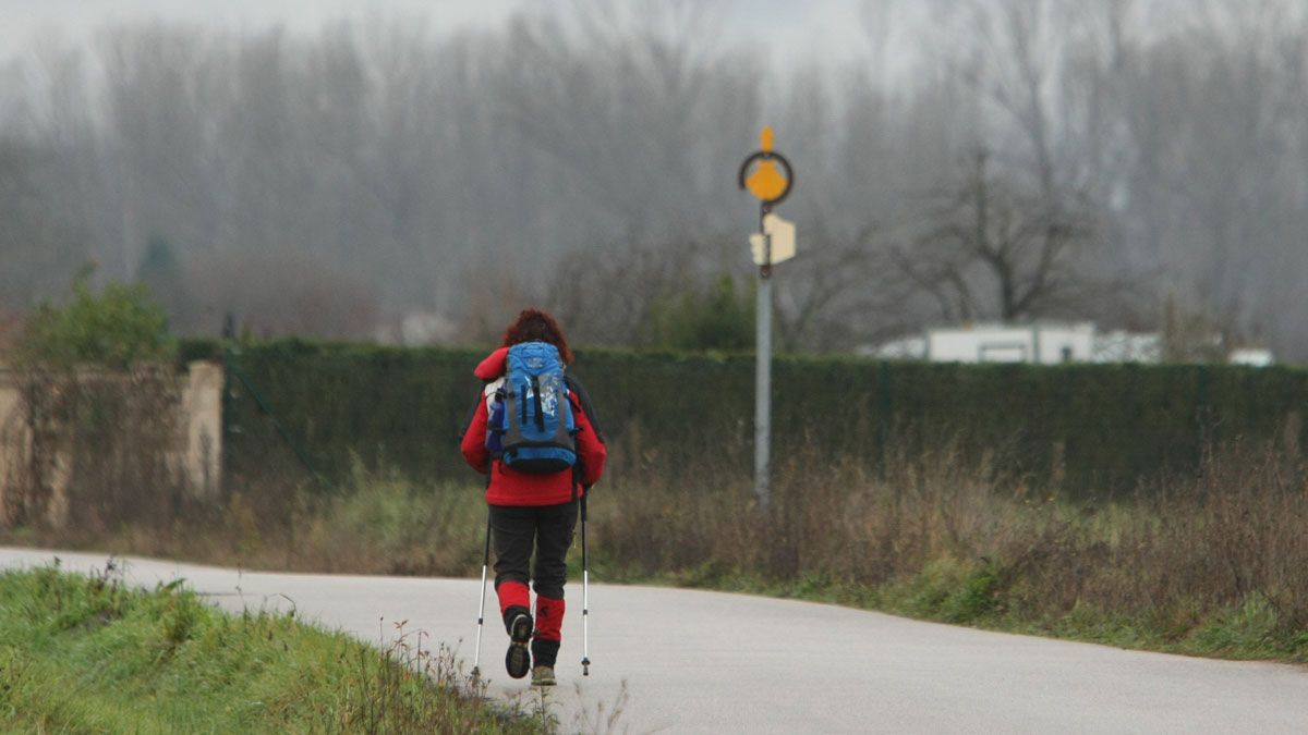 Una peregrina a su paso por Ponferrada durante el último día de 2015. | CÉSAR SÁNCHEZ (ICAL)