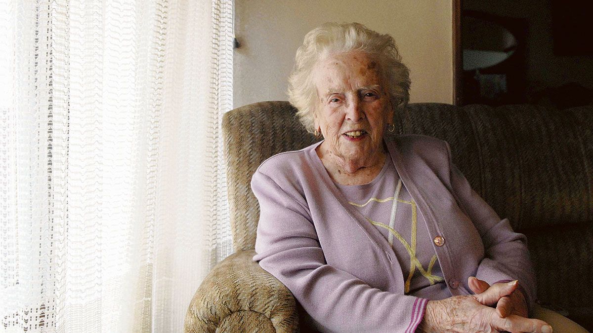 Josefina García en su casa leonesa del barrio del Ejido, en el que vivió sus últimos años. | MAURICIO PEÑA