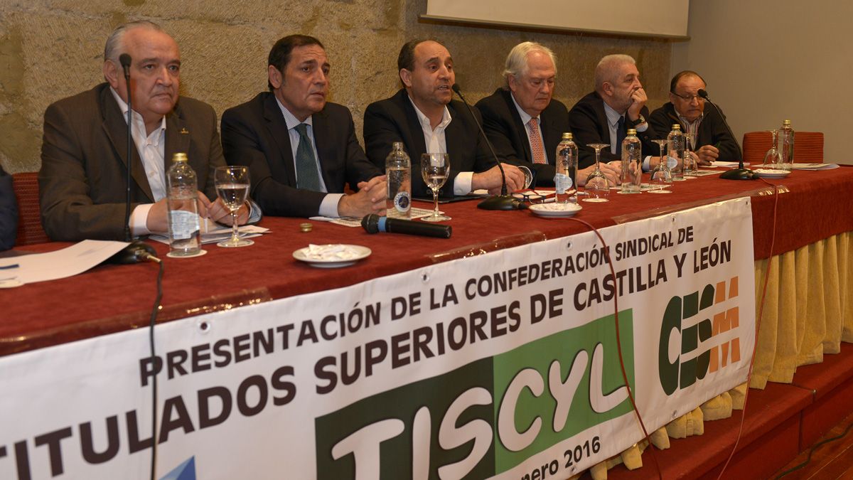 El consejero de Sanidad, Antonio María Sáez, el secretario general de Uscal, Manuel Martínez, y el delegado de la Junta, Guillermo García. | MAURICIO PEÑA El consejero de Sanidad, Antonio María Sáez, el secretario general de Uscal, Manuel Martínez, y el delegado de la Junta, Guillermo García. | MAURICIO PEÑA