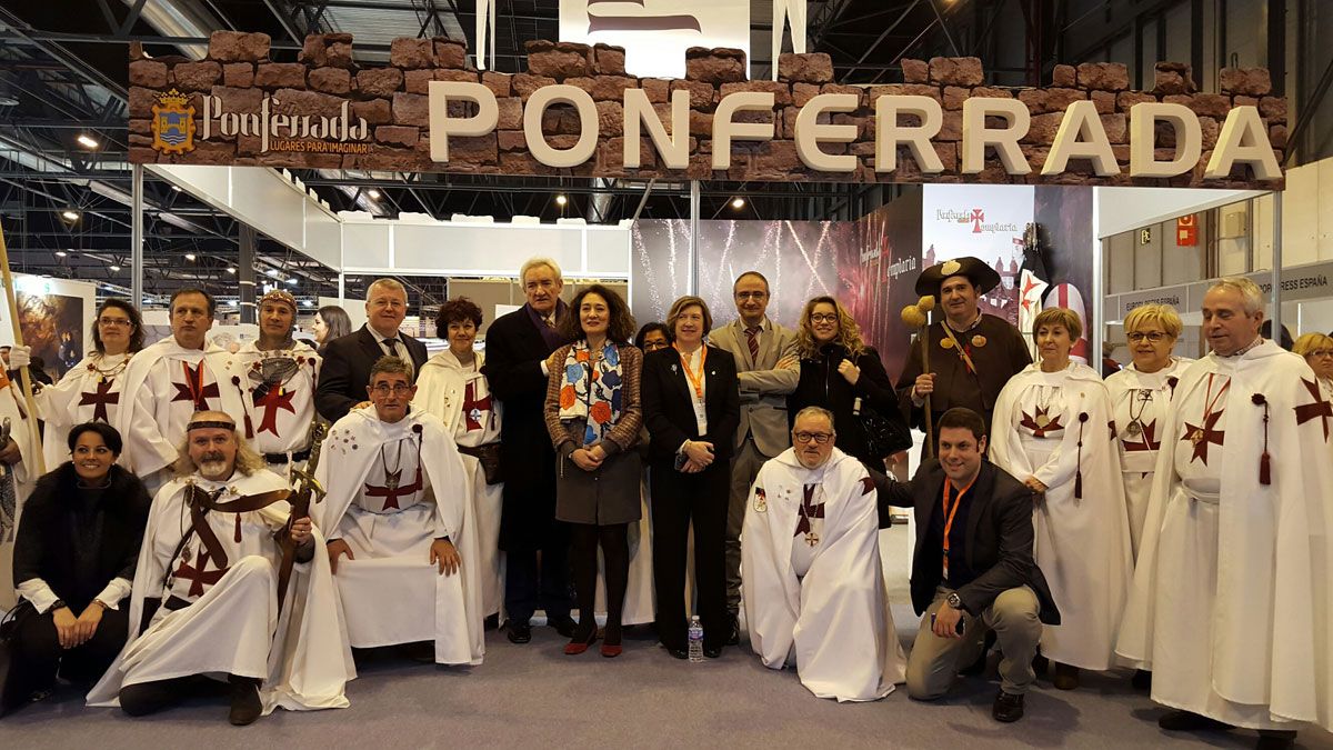 Merayo presentó este miércoles el stand de Ponferrada en Fitur acompañada de varios caballeros de la Orden del Temple. | L.N.C.